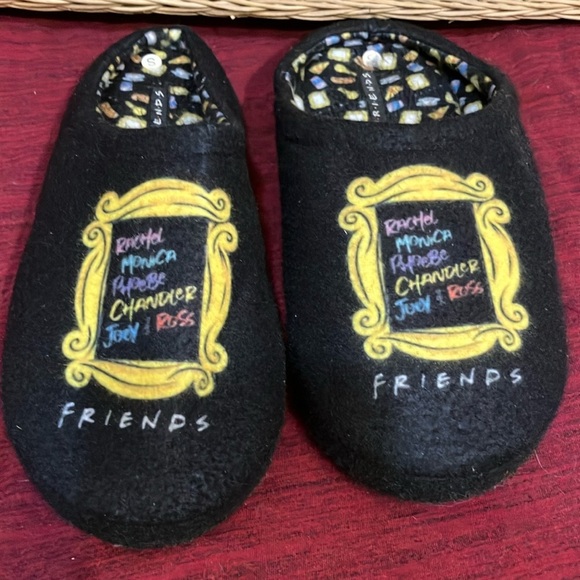 🌈 Friends Slippers size Small - Picture 1 of 8